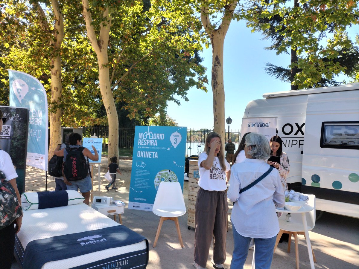 #MadridRespira Esto es una #CPAP, el dispositivo que trata las #apneas obstructivas

¿Y tú cómo duermes? No hacerlo correctamente reduce la capacidad de concentración, aumenta la irritabilidad, favorece el mal control de la tensión arterial 

📍Parada 3, Oxineta
