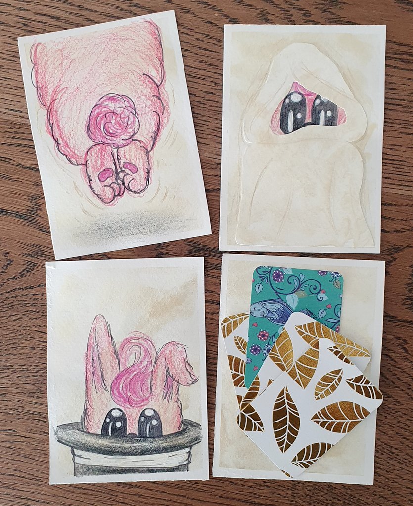 Am 1. Tag in der Zauberschule zeigen die älteren Schüler ihre Tricks: 
Aus dem Hut zaubern
Schweben
Unsichtbarkeit
Kartentricks

Ein schöner Abschied von Xwitter, wir sehen uns drüben wieder!
Der schwebende Bobbes bleibt bei mir 🥰

#KleineKunstklasse
#KleinerKunsttausch
#ATC