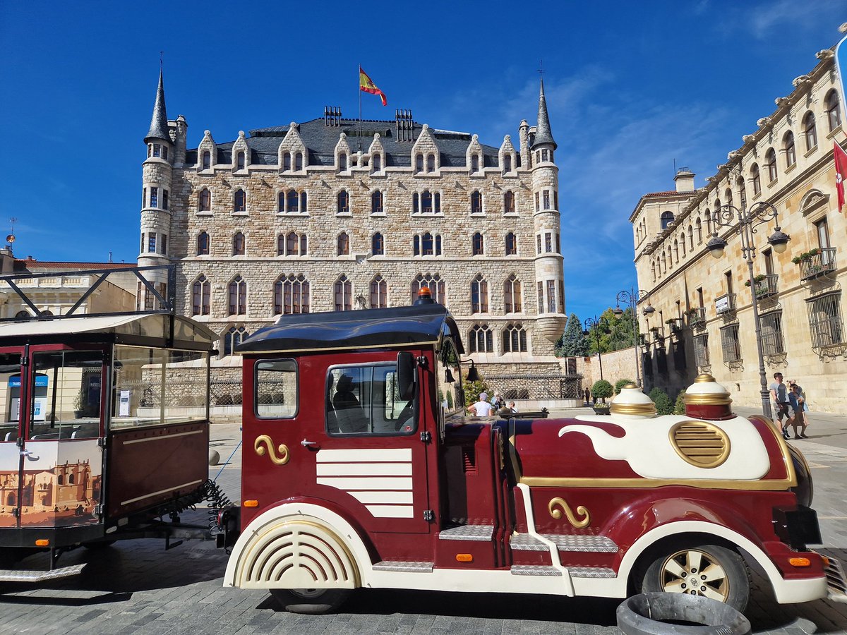 Infantasdeleon's tweet image. El tren turístico en la plaza de San Marcelo y frente a @CasaBotines
Nos encanta León ¿Y a ti?
#gaudi #botines #casabotines #leonesp