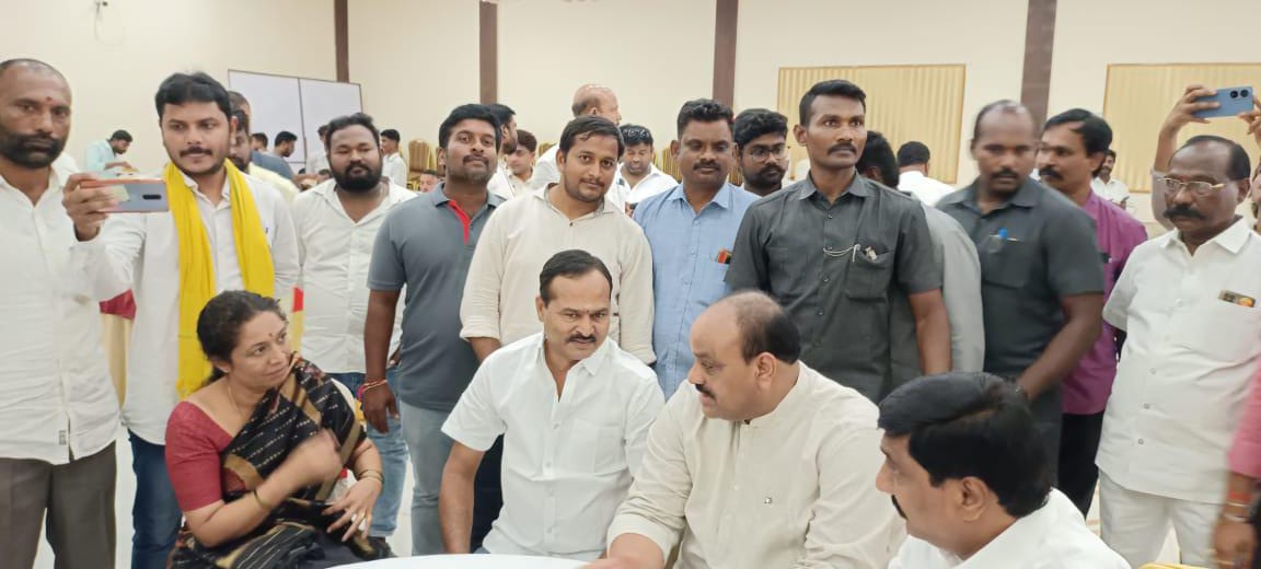 Gowru_charitha's tweet photo. ఈరోజు నంద్యాల పట్టణంలో జరిగిన పొలిటికల్ యాక్షన్ కమిటీ సమావేశానికి విచ్చేసిన తెలుగుదేశం పార్టీ అంధ్రప్రదేశ్ రాష్ట అధ్యక్షుడు కింజరాపు అచ్చెన్నాయుడు గారితో నేను మరియు గౌరు వెంకట రెడ్డి గారు.
#GowruCharithaReddy
#PanyamTdp
#JointActionCommitte
#NandyalProgramme
#TeamGowru https://t.co/uj9vyIJF7j