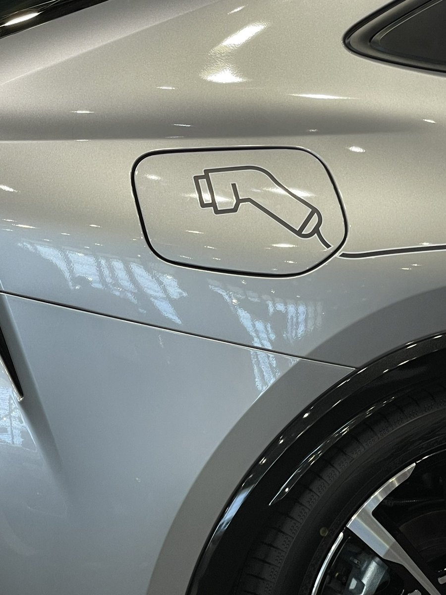 RoroDelRoro's tweet photo. Présentement au salon de l’auto, stand Toyota. Vous voyez la même chose que moi? 😳 https://t.co/hc5LPj7W3i
