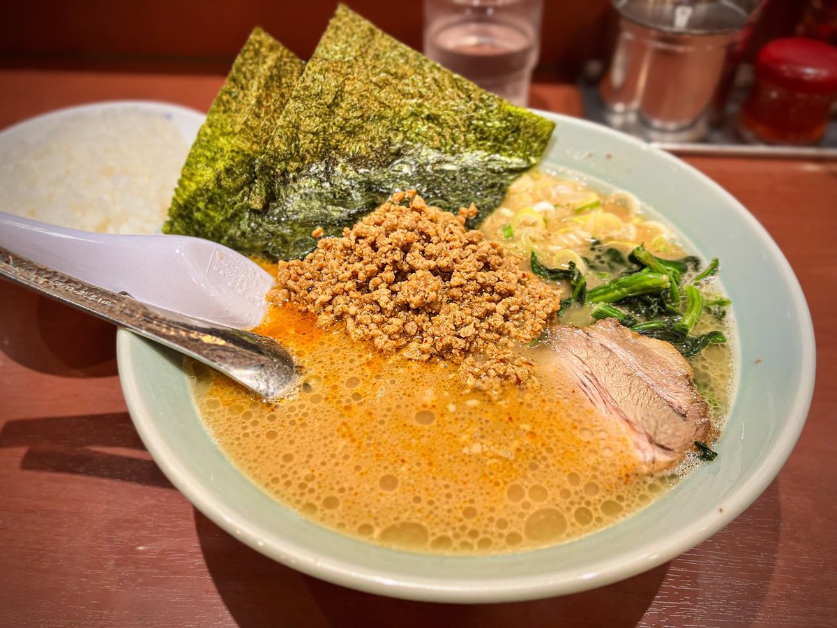signals5's tweet photo. 仙台っ子泉店
ひき肉らーめん

ガンズアンドローゼズを神と崇める少年がある日突然ニルヴァーナを知ってしまいその日を境にガンズアンドローゼズをこき下ろし始める現象を何と言うのでしょうか
家系ラーメンが発す力強いパッションには惹かれるが仙台っ子の力の抜けたブレない旨さが心地よい今日この頃 https://t.co/jjrgifzUvw