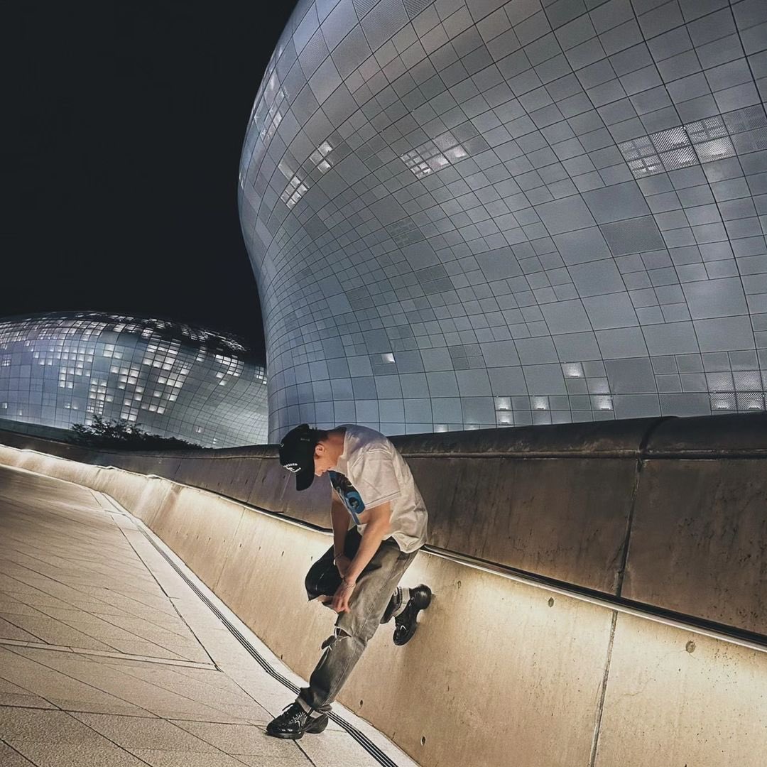 CHRISHBANG's tweet photo. Just a few days back, I decided to sneak off for a little solo date at the Dongdaemun Design Plaza. It was a breath of fresh air after all the tours we've been on. I couldn't resist snapping a few pics too because, you know, memories are meant to be captured, am I right? https://t.co/3F1THOoCSe