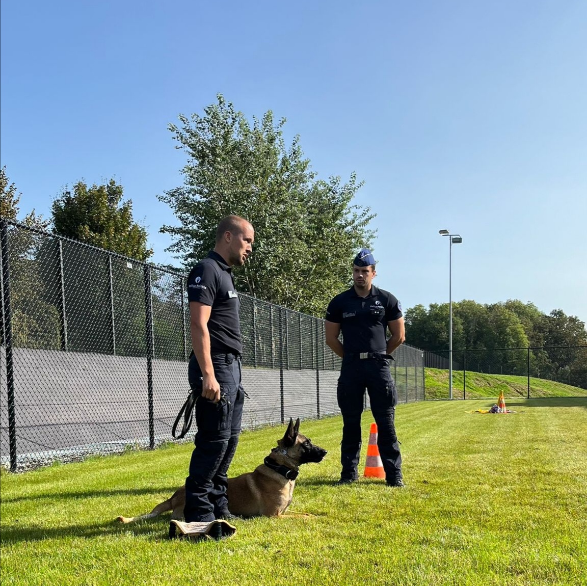 CityDevBrussels's tweet photo. Le nouveau centre de formation K9-4 sur notre site Mercator à Neder-Over-Heembeek est officiellement inauguré! Un centre qui permettra aux policiers de la plus grande zone de police du pays de suivre des formations dans un environnement optimal &amp; innovant. 
@PhilippeClose https://t.co/NWtq2eP8pd