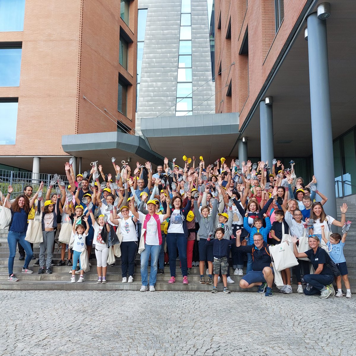 SellaInsights's tweet photo. Pinze, guanti, sacchi e tanta voglia di darsi da fare. Un sabato mattina speciale per quasi seicento persone del team Sella in nove città d'italia. Insieme a @Legambiente per pulire strade, piazze, parchi #SellaCSRDay2023 #Sella https://t.co/rNnurf5cL1