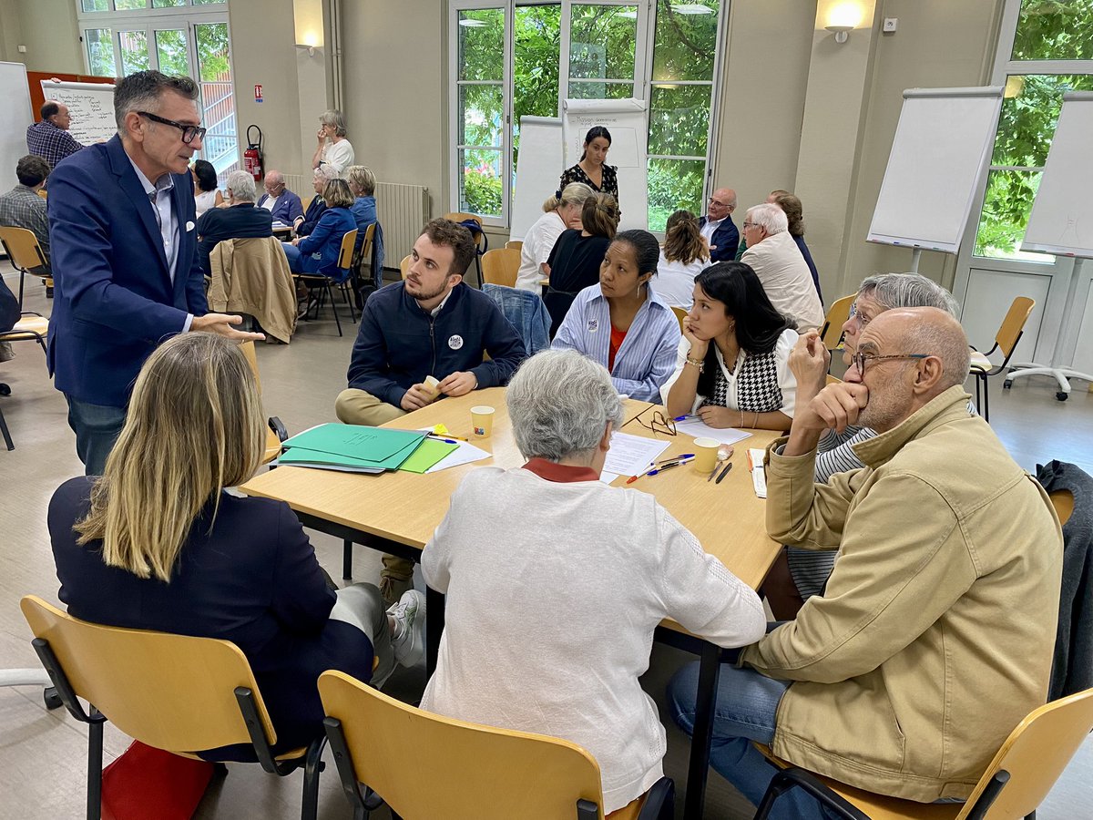 CercleVS's tweet image. Demain, quel monde en partage ? La 1ere Convention citoyenne intergénérationnelle est installée ! 
Merci à @Claire_Chazal @AlexandreJardin et aux porteurs de projets innovants venus témoigner et inspirer les 60 participants de tous âges !
@Bayard @caissedesdepots @unaf_fr