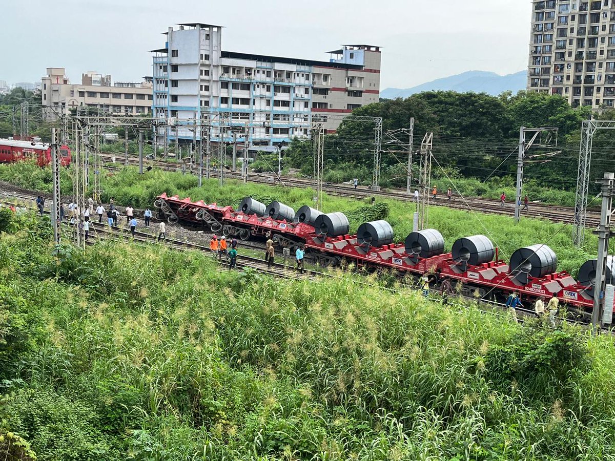 rajtoday's tweet image. Freight train on way from Panvel moving towards Vasai derails in Panvel-Kalamboli section. National passenger trains connecting north and south India detained.