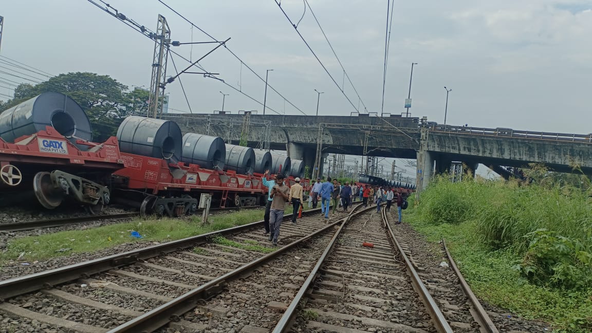 rajtoday's tweet image. Freight train on way from Panvel moving towards Vasai derails in Panvel-Kalamboli section. National passenger trains connecting north and south India detained.