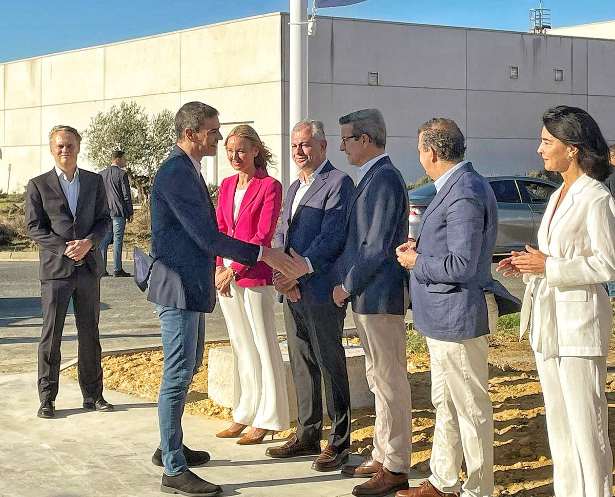 ☀️ El consejero @ParadelaJSr ha asistido al acto de inauguración oficial de la planta termosolar 100% renovable de @Heineken_ESCorp-@ENGIEgroup en #Sevilla, la primera para uso industrial de España 🔝 ♻️ Con una potencia de 30 MW, evitará la emisión de 7.000 tn de CO2 al año.