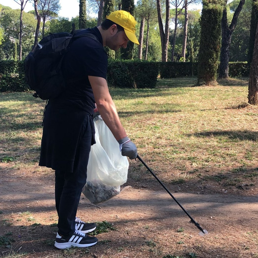 SellaInsights's tweet photo. Pinze, guanti, sacchi e tanta voglia di darsi da fare. Un sabato mattina speciale per quasi seicento persone del team Sella in nove città d'italia. Insieme a @Legambiente per pulire strade, piazze, parchi #SellaCSRDay2023 #Sella https://t.co/rNnurf5cL1