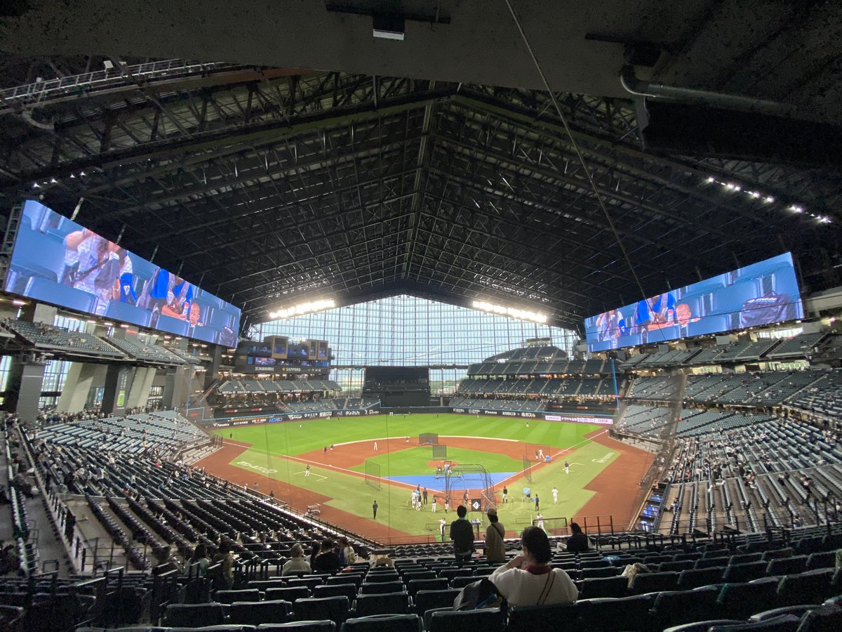 takechan_89baka's tweet photo. 野球→アイスホッケー

#北海道日本ハムファイターズ 
#エスコンフィールド北海道 
#レッドイーグルス北海道 
#REH
#月寒体育館 https://t.co/9cernyNqnL