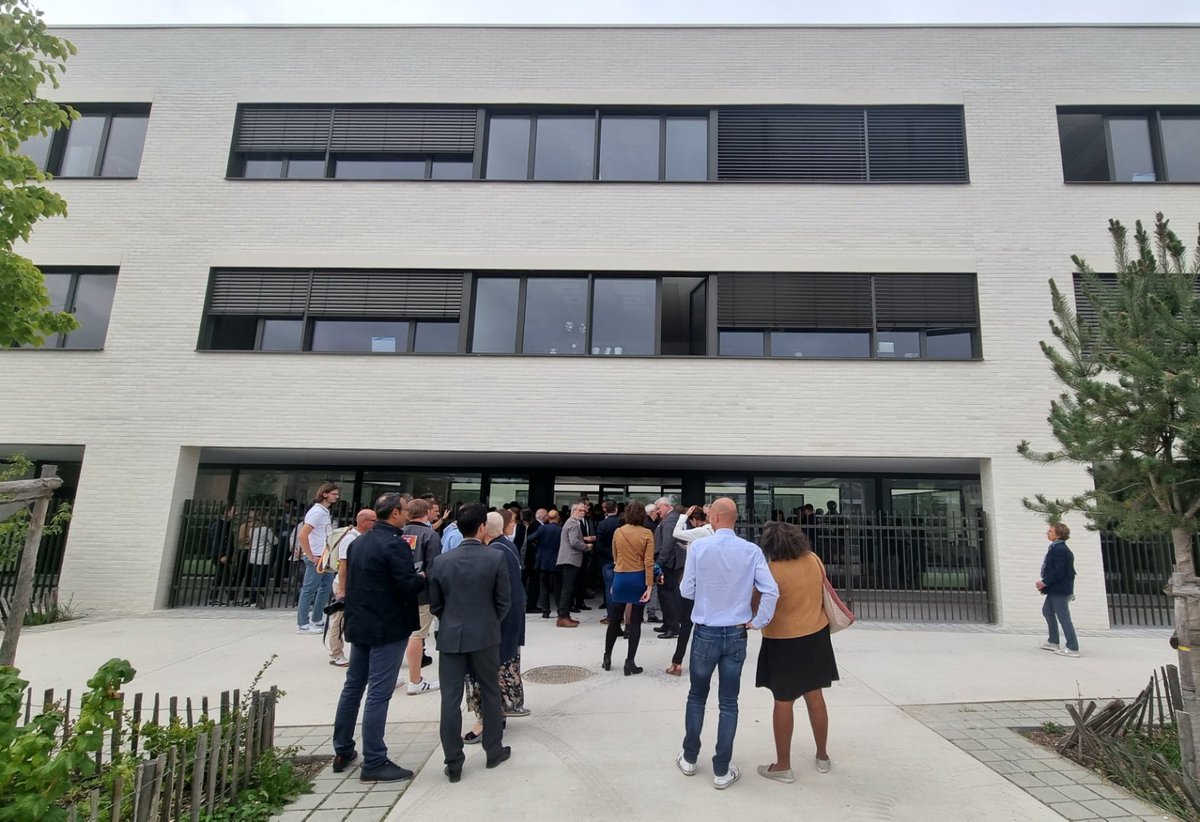 ChristianBruyen's tweet photo. Inauguration des nouveaux locaux de l'@ars_grand_est à #ChâlonsenChampagne. Un bâtiment qui abritera 140 collaborateurs, éco-responsable, mis à disposition par la #Semcha et positionné au cœur de @ChalonsAgglo pour renforcer le lien avec le territoire et le @DptMarne. https://t.co/WmaTJBUbVb