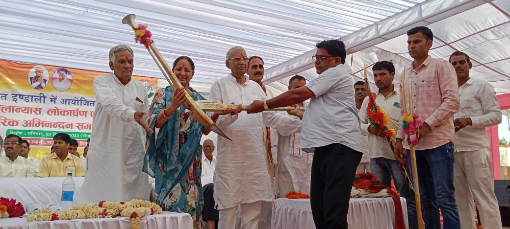 Brijendra_ola's tweet photo. आपका सपने हम पूरे करने में निरंतर जुटे हैं। 

गांव इण्डाली में विभिन्न विकास कार्यों का लोकार्पण किया तथा नागरिक अभिनंदन समारोह में शिरकत की। https://t.co/y5SL2Y6OKl