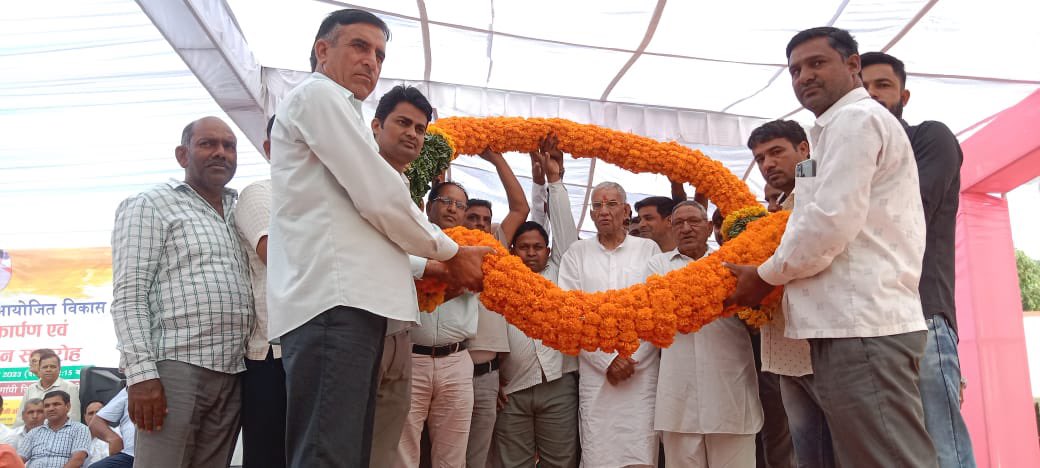 Brijendra_ola's tweet photo. आपका सपने हम पूरे करने में निरंतर जुटे हैं। 

गांव इण्डाली में विभिन्न विकास कार्यों का लोकार्पण किया तथा नागरिक अभिनंदन समारोह में शिरकत की। https://t.co/y5SL2Y6OKl