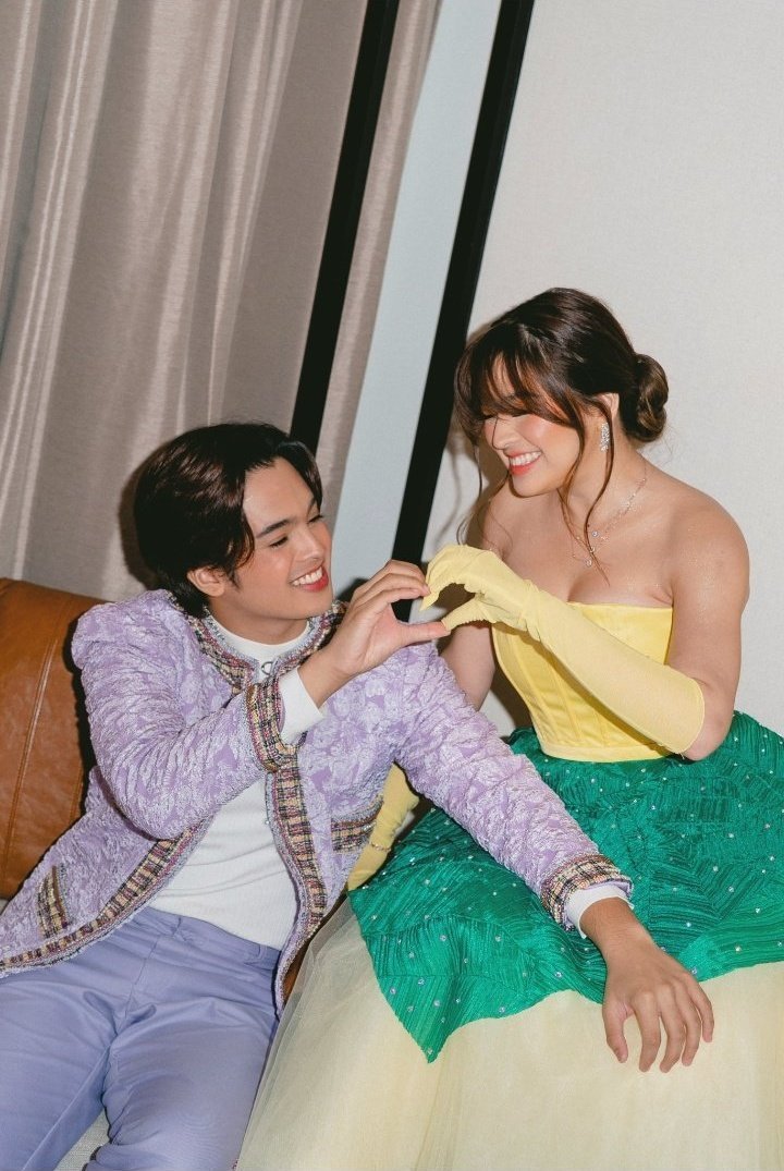 We're stronger together white heart.

KDLEX UNFORGETTABALL NIGHT