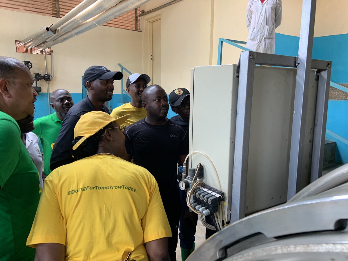 HuyeDistrict's tweet photo. @nsanzimanasabin @RwandaHealth @ProfDusingizem1 @albert_ruhakana @DrKagwesage @MTNRwanda @AlwaysInyange @RwandaForestry Minisitiri @nsanzimanasabin, aherekejwe n’abandi bayobozi, yasuye kandi uruganda rwa #CONAFO rutunganya ibishyimbo, agaragarizwa imikorere yarwo. https://t.co/vvJ3QoPPdj