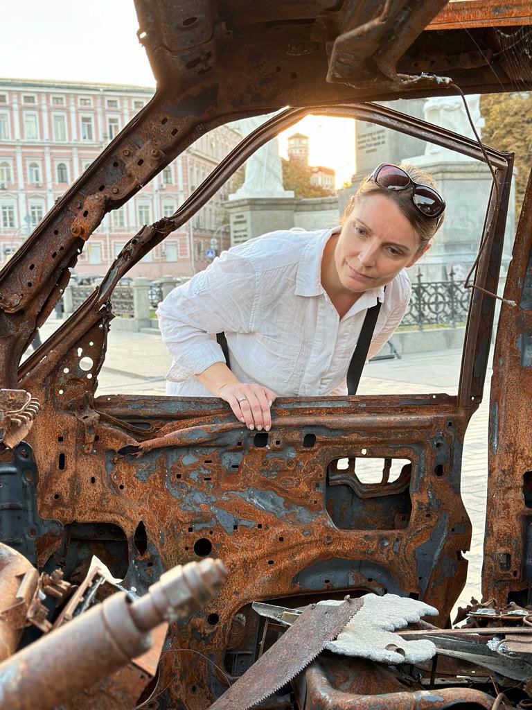 Ensimmäinen keikka Ukrainassa - kahdeksan päivää takana tiukkaa työtahtia. Nyt täytyy hetki kasata ajatuksia ja saada jutut elämään. Uskomattomia kohtaamisia, ihmisiä, tunteita, tarinoita, ilmahälytyksiä ja pinnan alla kuohuvaa. Kohta kotimatkalle. #yleuutiset #Ukraine