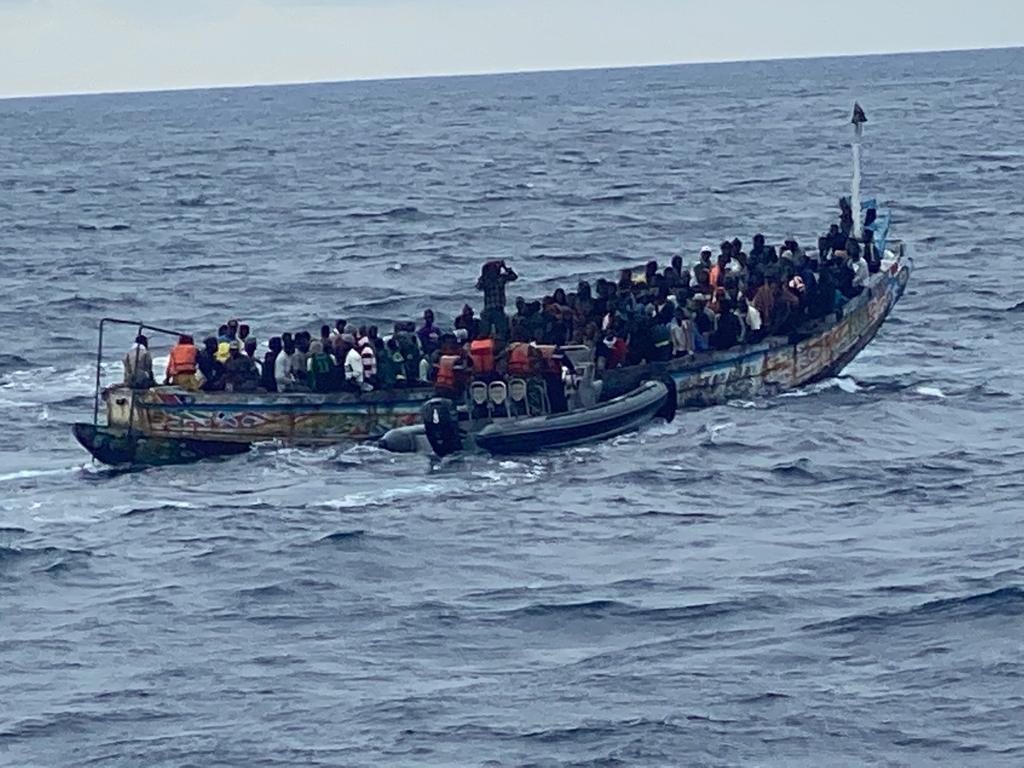 MarineNation_SN's tweet photo. En  coordination avec des moyens de l’Armée de l'Air, le patrouilleur Walo a arraisonné le  29 septembre 2023, à 100km au large de Dakar, deux pirogues avec 272 candidats à l'émigration irrégulière par voie maritime. 16 femmes et 7 enfants se trouvaient parmi les passagers. https://t.co/8NKbgCGH0A