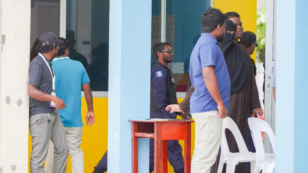 PoliceMv's tweet photo. 📸 Amidst the ongoing nationwide voting, officers in #Ihavandhoo remain vigilant, dedicated to ensuring the safety and security of all. #OperationBlueWave https://t.co/yb8VPN5HiK