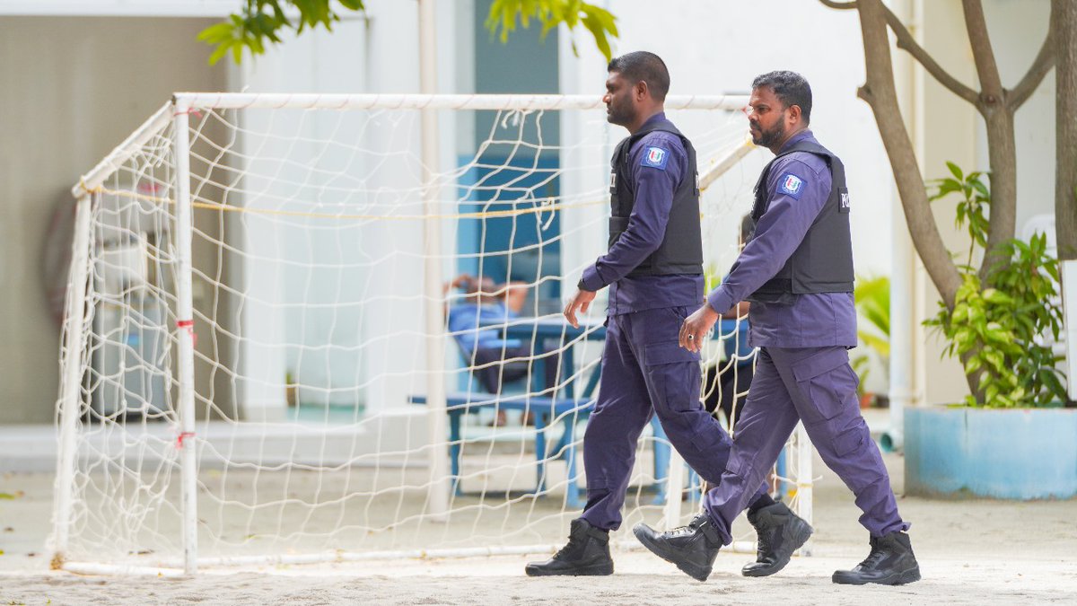 PoliceMv's tweet photo. 📸 Amidst the ongoing nationwide voting, officers in #Ihavandhoo remain vigilant, dedicated to ensuring the safety and security of all. #OperationBlueWave https://t.co/yb8VPN5HiK