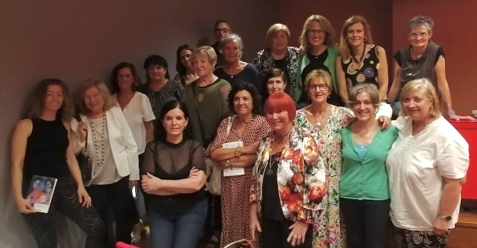 reusenques's tweet photo. Crònica de la presentació del llibre 'Intrigues a la carta', de Reusenques de Lletres. Casal de les Dones, Reus, 28-9-2023 https://t.co/bj1YoiYm2c https://t.co/FfiKPNk3Ob