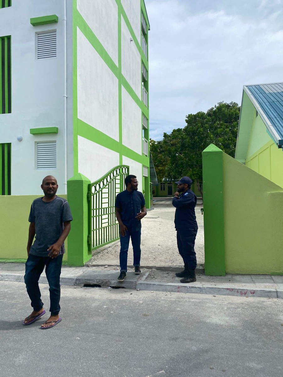 OpsPoliceMv's tweet photo. 📸 Officers active in #FuvamulahCity, ensuring safety and security of everyone as the voting continues across the country. #OperationBlueWave https://t.co/0RPrZ518CZ