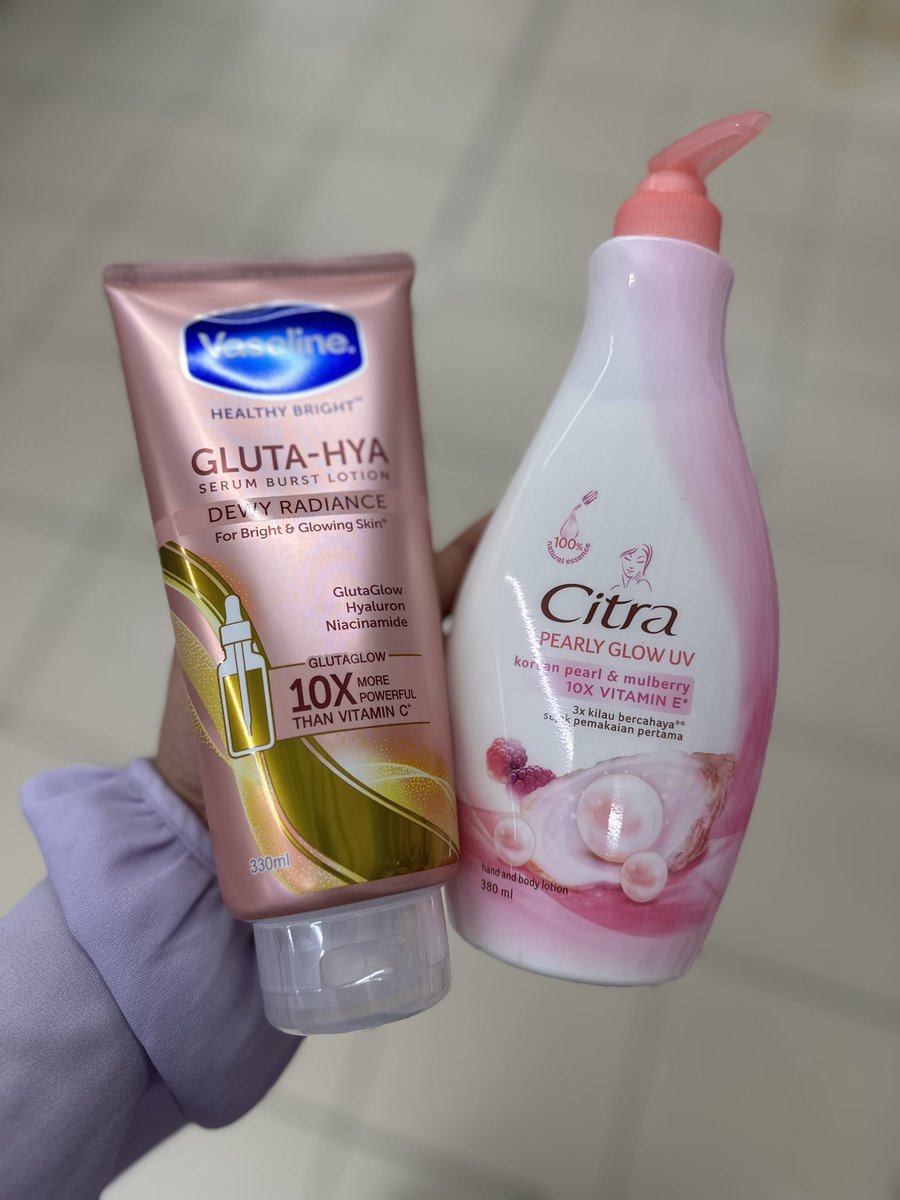 ezzahnor's tweet photo. Kalau tangan korang sun burn, tak smooth &amp; nampak kering, please mix these two lotions!!

After two months pakai, memang akan nampak tangan akan makin cerah!

Kalau letak dekat lutut &amp; siku pun boleh jadi makin cerah tauuu ✨ https://t.co/IK8HnfpiOl