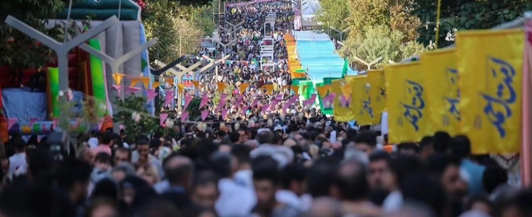 +آقای رنگو اینا برای سالگرد مهسا جمع شدن سنندج ؟
_ نه عزیزم جشن وحدته میلاد پیامبر اعظم
+آقای رنگو مگه نگفتن مردم از دین زده شدن؟
_ نه داداش اونی که میگفت از اولش عرق خور بود و نماز هم نمیخوند