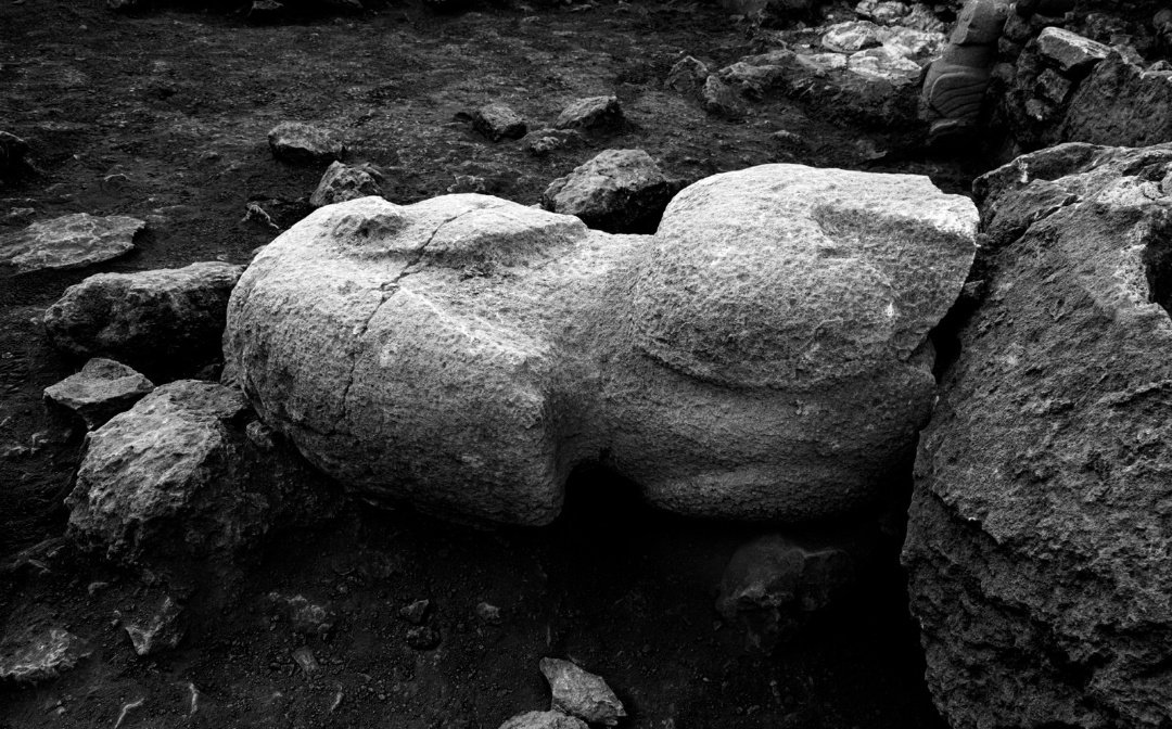 Göbeklitepe ve Karahantepe'de yeni heykeller bulundu. 

🔺 12 bin yıllık geçmişiyle 'Tarihin sıfır noktası' olarak nitelendirilen Göbeklitepe'de ilk boyalı heykel, Karahantepe'de ise en gerçekçi insan heykellerinden biri bulundu.
🔺 Tarih öncesine ışık tutan, dünya ölçeğinde çok…