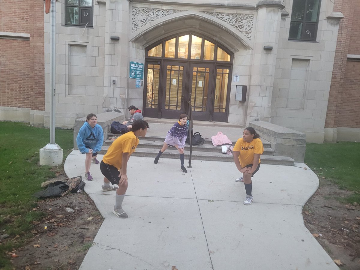 QVGrade78's tweet photo. Saturday morning stretches! #soccersaturday @QVPSVikings https://t.co/zIpGD7jTA1