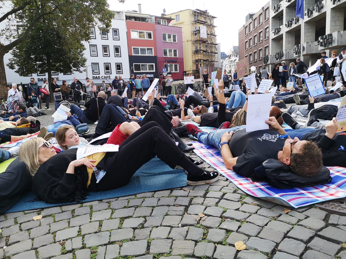 #Trauergang #Köln #Liegenddemo #MECFS #LONGCOVID #POSTCOVID #POSTVAC