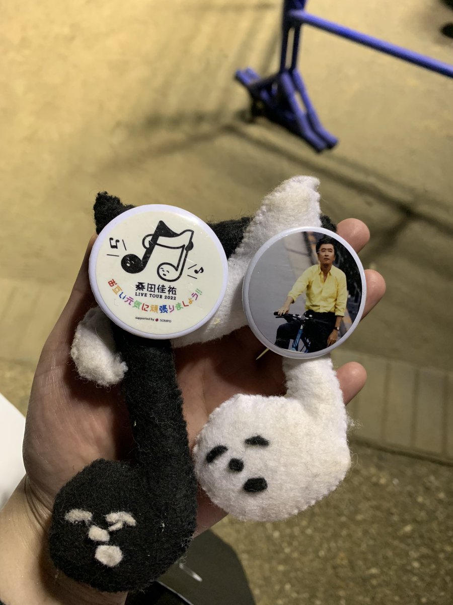 futamode's tweet photo. 9/30(土)のサザンオールスターズ茅ヶ崎ライブにてこちらの落とし物を見つけました。
会場外トイレ付近で見つけました！
きっと一生懸命手作りしたグッズだと思いますので、持ち主の方に届いて欲しいです！！

まだ会場付近にいましたらご連絡ください🙇🙇

皆様拡散していただけますと幸いです🙇🙇 https://t.co/7nz7GtxmWG