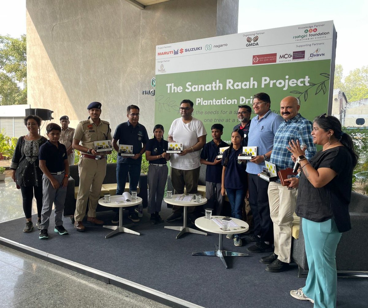 OfficialGMDA's tweet photo. Over 600 saplings & trees were planted in the Native Species Plantation Drive conducted today on Sanath Road for environmental well-being.
@cmohry @MunCorpGurugram
@gurgaonpolice @Maruti_Corp @Nagarro @DHBVNL @Raahgiri_Fdn
#SanathRoad #streetscaping #ModelRoad #SustainableLiving https://t.co/3DoAM62JyS