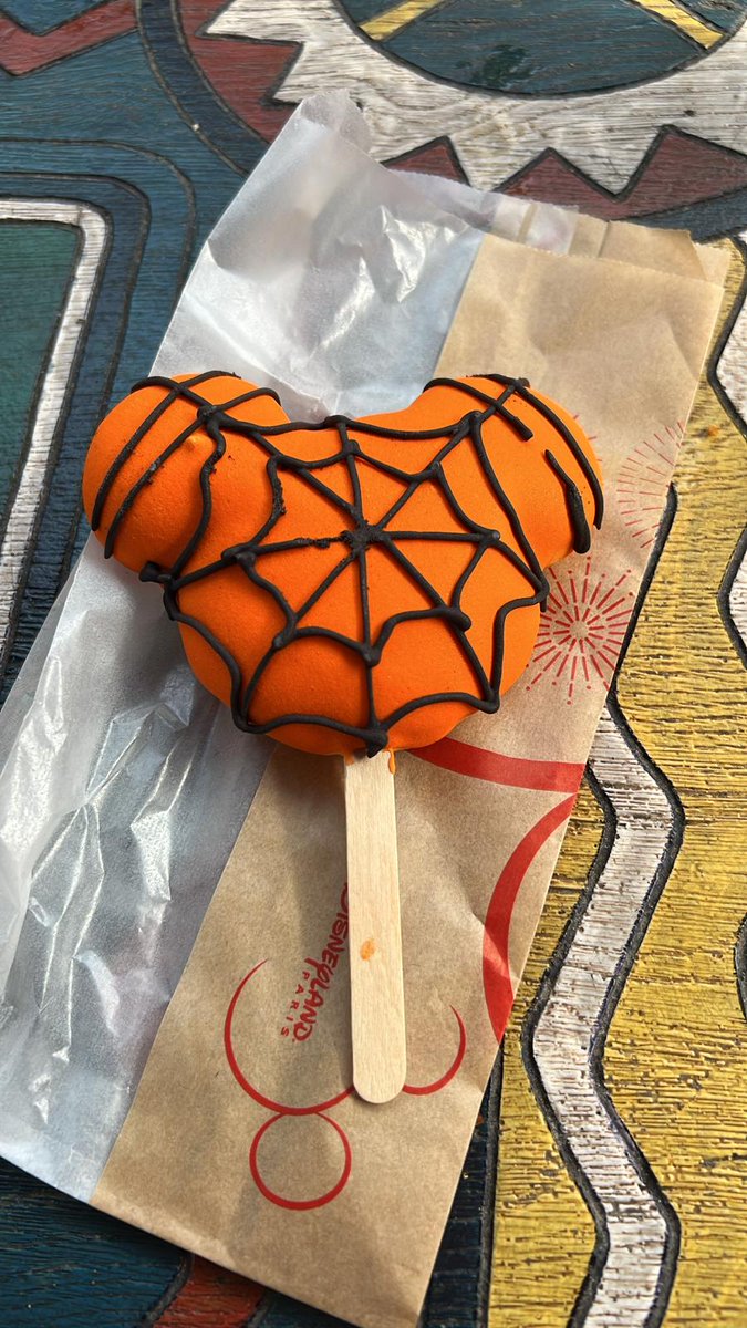 mark__bakker's tweet image. Our reporter takes a #Halloween break @DisneylandParis #yummie