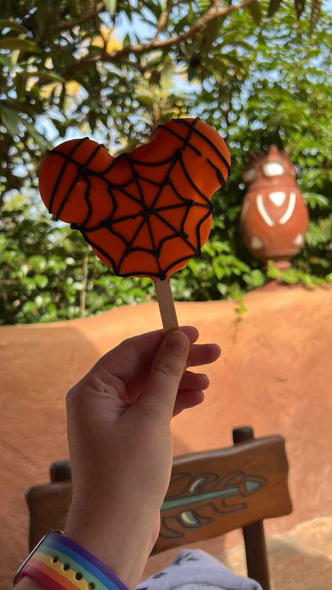 mark__bakker's tweet image. Our reporter takes a #Halloween break @DisneylandParis #yummie