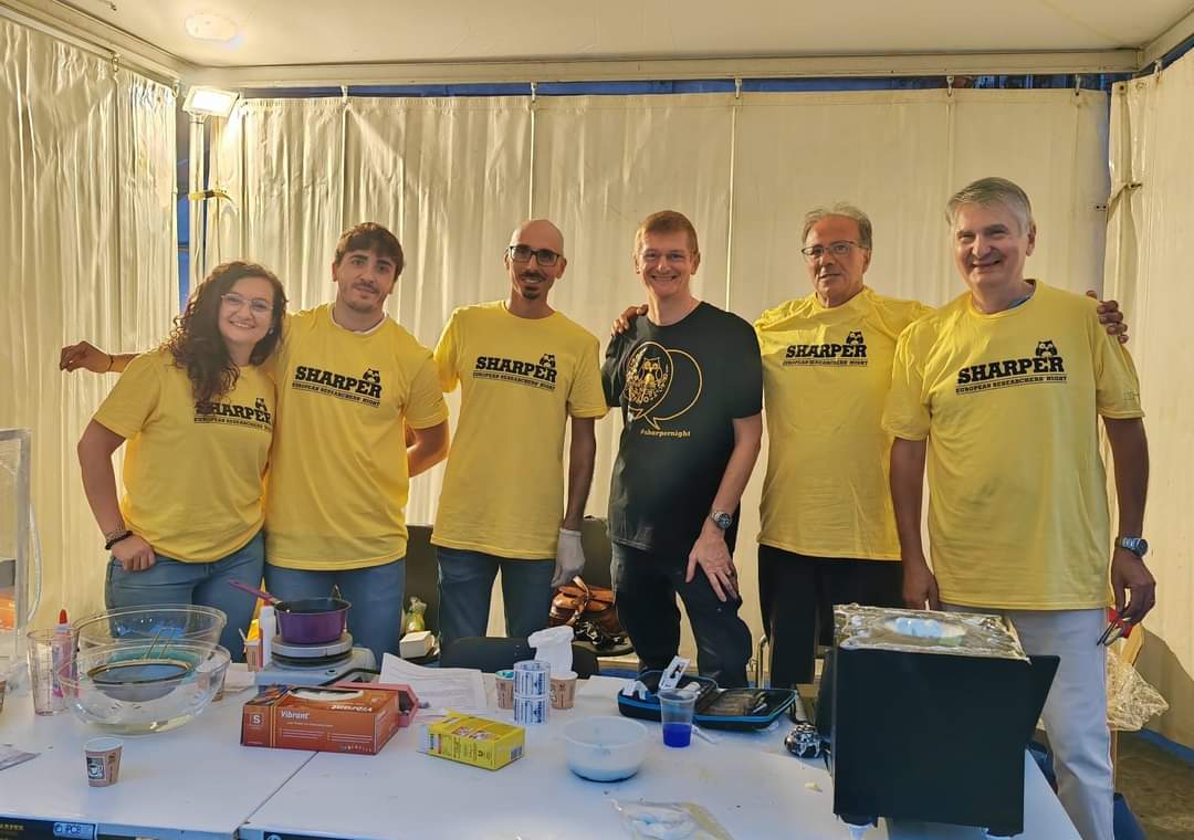 CnrIpcb's tweet photo. 🌛L'#Ipcb_Cnr ha contribuito con conoscenze competenza e tantissimi sorrisi alla #nottedeiricercatori 2023 sia a #Napoli che #Catania nell'ambito di #STREETS e @sharpernight!
È stato bello incontrarvi e farvi conoscere una parte del nostro lavoro,ci vediamo il prossimo anno!
#CNR https://t.co/AX4vJ8L4qj