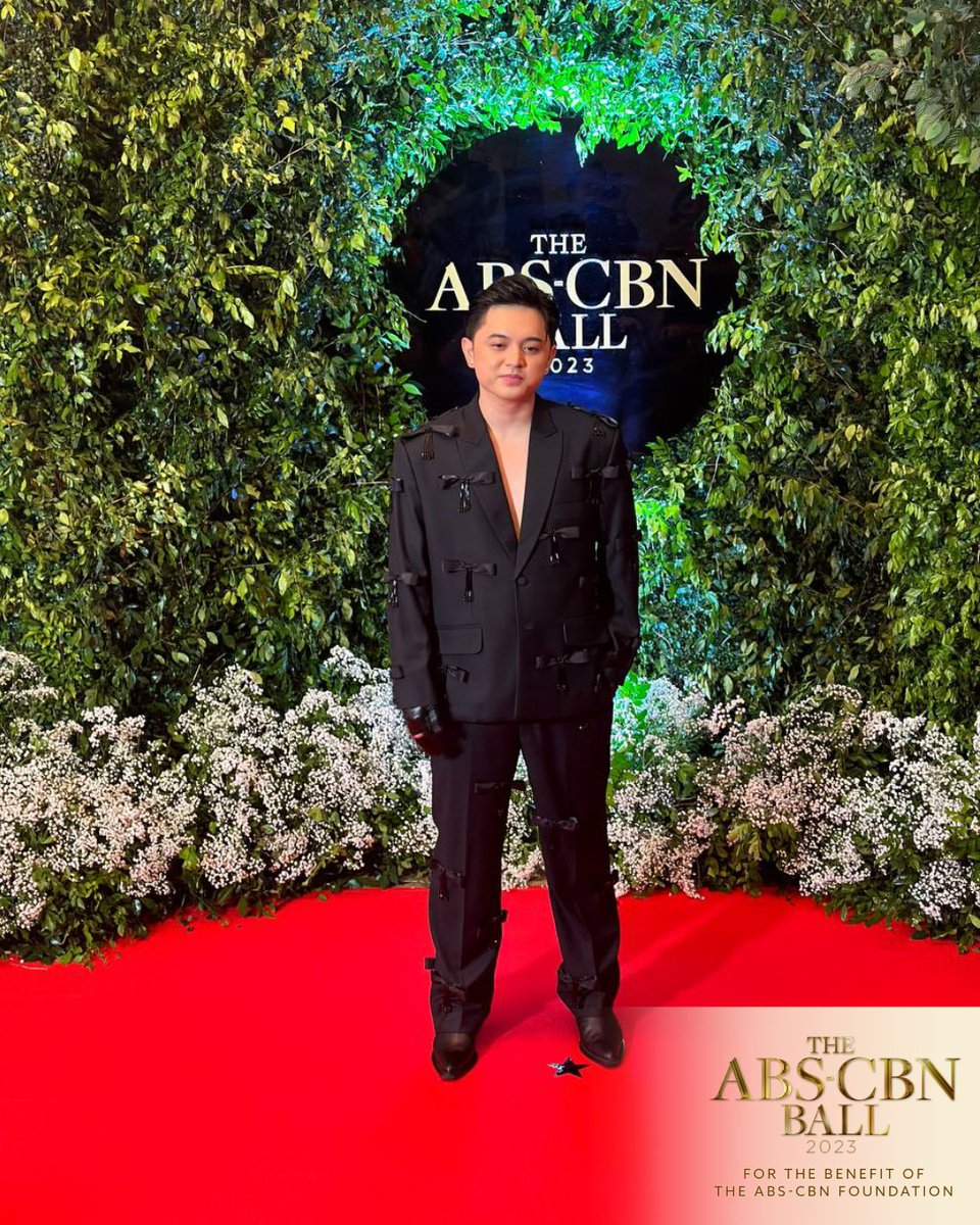 ofc_iwant's tweet photo. Servin' look in his black suit, Lyric and Beat star, @imjeremyg!

#ABSCBNBall2023 #ABSCBNBallRedCarpet2023 https://t.co/L8BNjnppHo