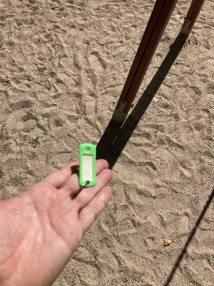 PabloPozoMoren1's tweet photo. Llaves encontradas en parque infantil frente a Carrefour @wikiCR @OtraCR https://t.co/c4DHsSlUK8