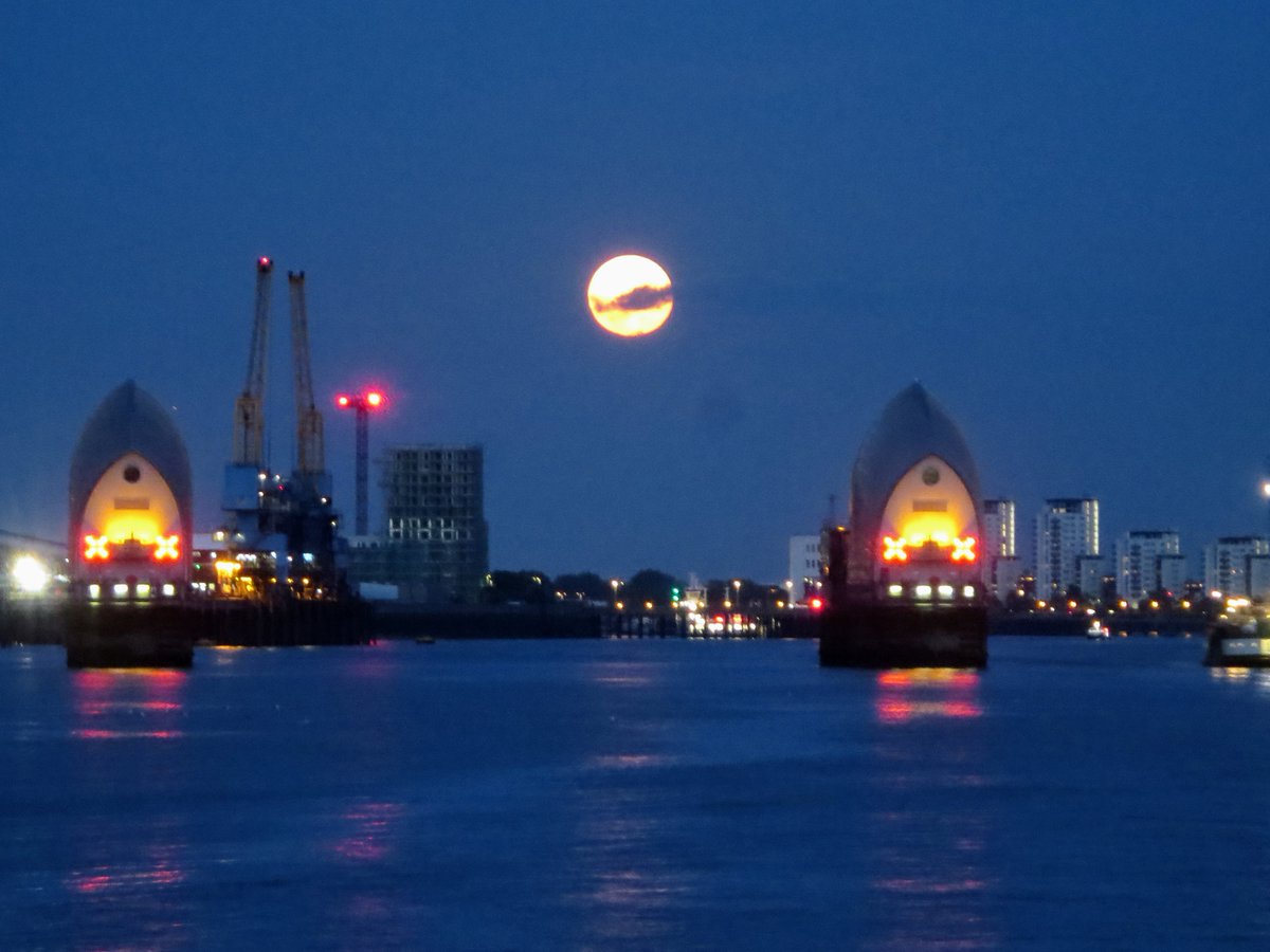 nickdowsett's tweet photo. The Harvest Moon rising over the Thames Flood Barrier in east London last evening. @capitalweather https://t.co/eYpiWWYPHy