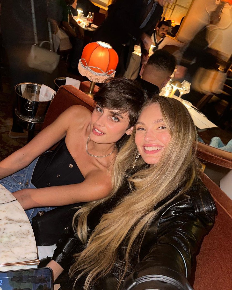 dailyromee's tweet photo. Romee with Taylor during #pfw ✨ https://t.co/2h1IMZ3CMx