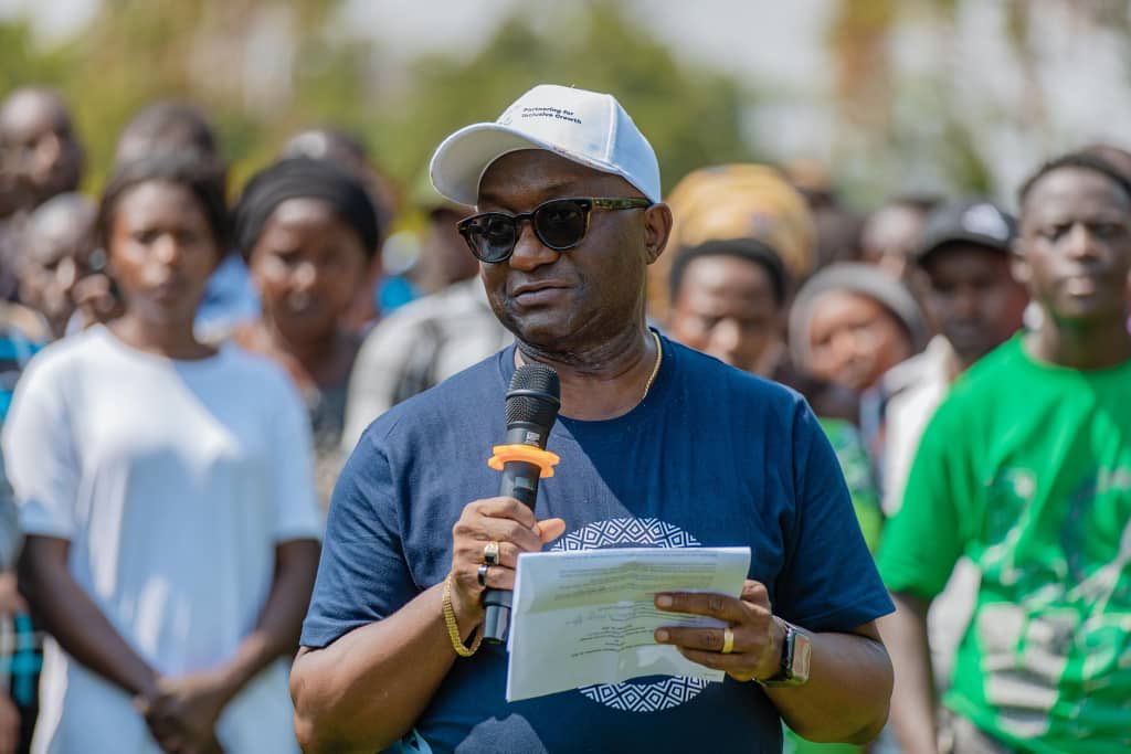 sahr_kpundeh's tweet photo. What a joy to celebrate our 60th anniversary between the @WorldBank and #Rwanda by planting trees within the community in Rusororo. Tree planting is one of the simplest and most effective ways to mitigate the effects of climate change. 🌳🌍 #RwandaWorldBank60 https://t.co/9OoRWepJco
