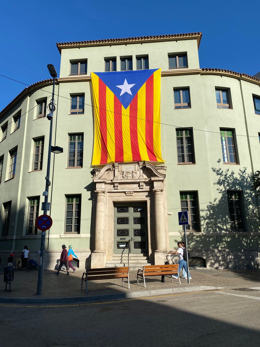 Avui el Col·legi Verd s'ha engalanat per a rebre el 6è aniversari de l'1 d'octubre