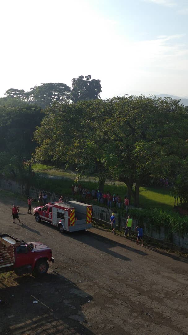 PintLeida's tweet photo. Desde 5am una mujer herida en la cabeza gritaba por auxilio, empezamos a llamar al 911 y a las 7am atendieron la llamada, los bomberos llegaron a los 15 minutos. #floramarillo #aestahora https://t.co/qsjkA6GQNg