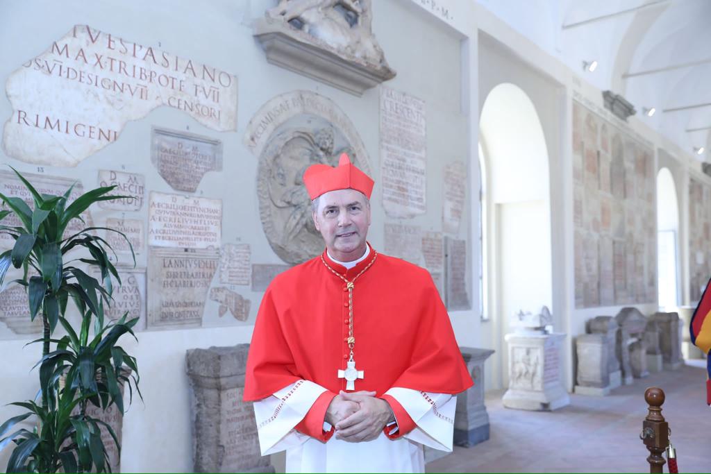 infoANS_IT's tweet photo. Vaticano – 30 settembre 2023 – Il Cardinale Ángel Fernández Artime riceve le felicitazioni nei musei vaticani, presso il Corridoio delle Lapidi. https://t.co/sgOJ8dP794