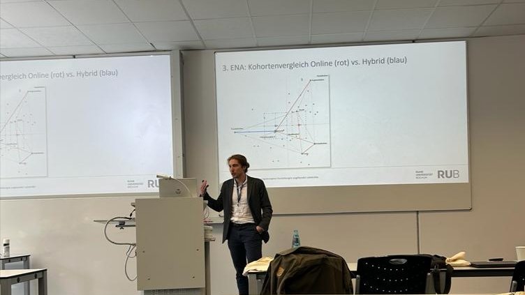 Während man mal wieder auf die Bahn wartet, lassen sich gut die letzten Tage reflektieren. Ich gehe oft mit neuen Ideen aus einer Konferenz, aber selten mit so vielen großartigen neuen Kontakten und Erinnerungen. Riesiges Dankeschön an das Orgateam und alle Beteiligten! #DGFF2023
