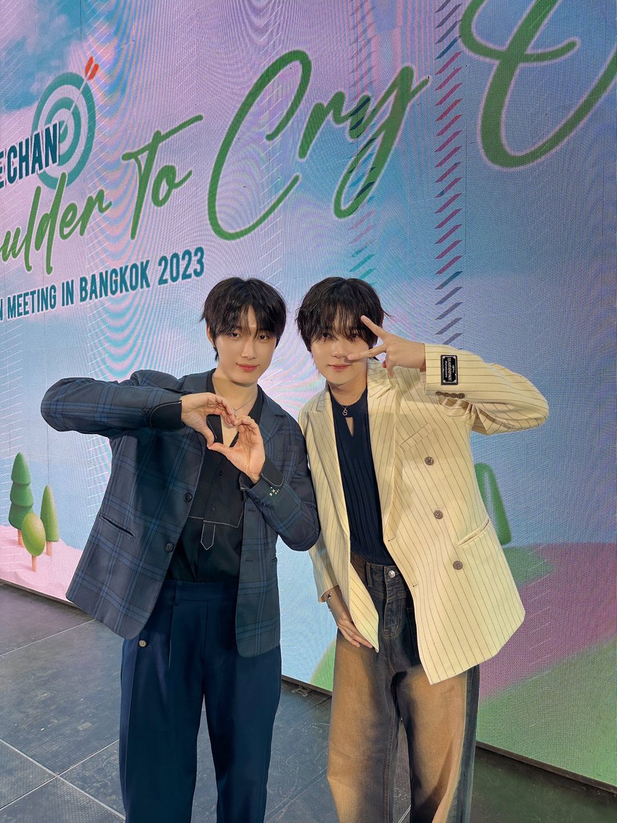 OmegaX_official's tweet photo. [📸]

소년을 위로해줘 FAN MEETING IN BANGKOK🇹🇭

태국 FOR X와 함께 할 수 있어서 더 행복했어요❤️
고마워 BangKok FOR X😘

#OMEGA_X #오메가엑스 https://t.co/UPPos2AXrk