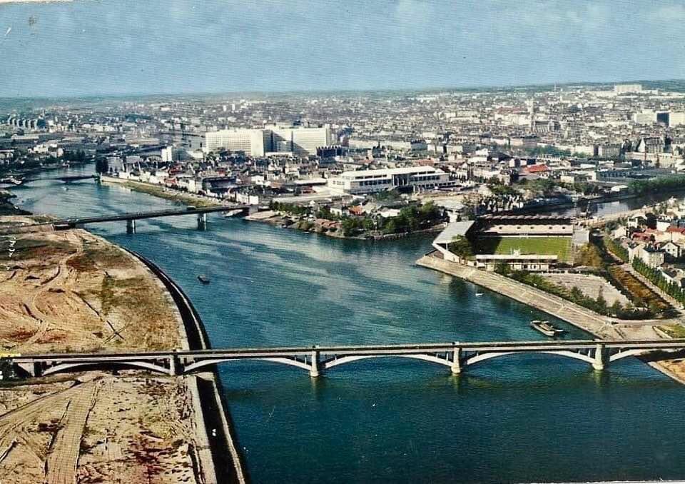 #Nantes, à droite le stade Saupin, le palais du Champ de Mars (disparu de nos jours), le CHU et à gauche l’île Beaulieu encore dénuée d’habitation 🏙️ #Bretagne 1967