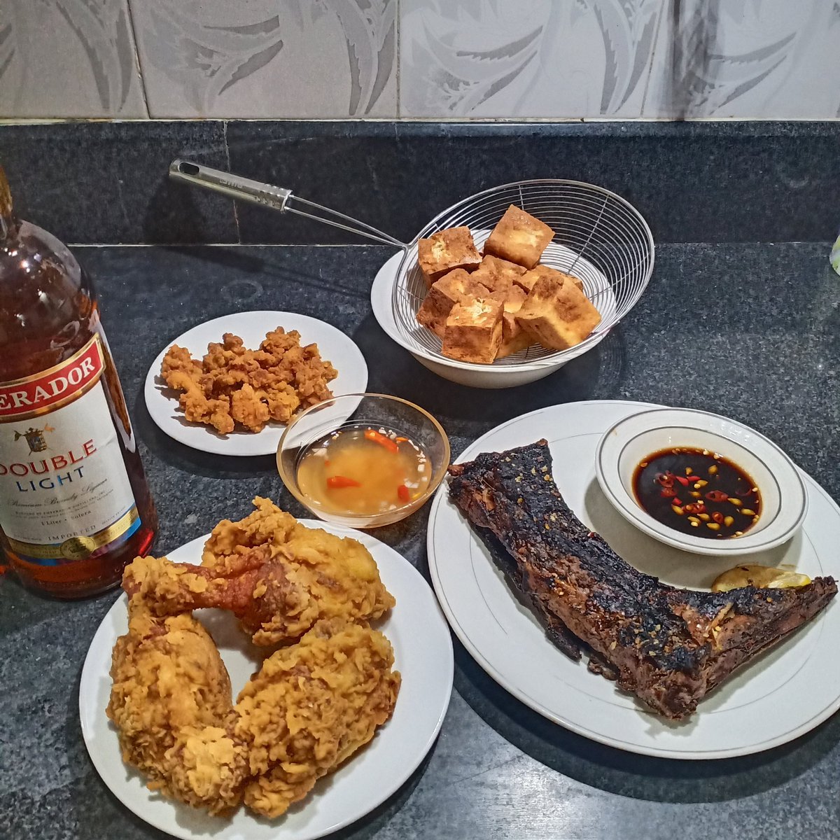 swabengpatatas's tweet photo. happy weekend! cheers!
#empilights #tunapanga #friedtofu #chickenlegs #proben #SaturdayKitchen #SaturdayVibes https://t.co/27o0a51khp
