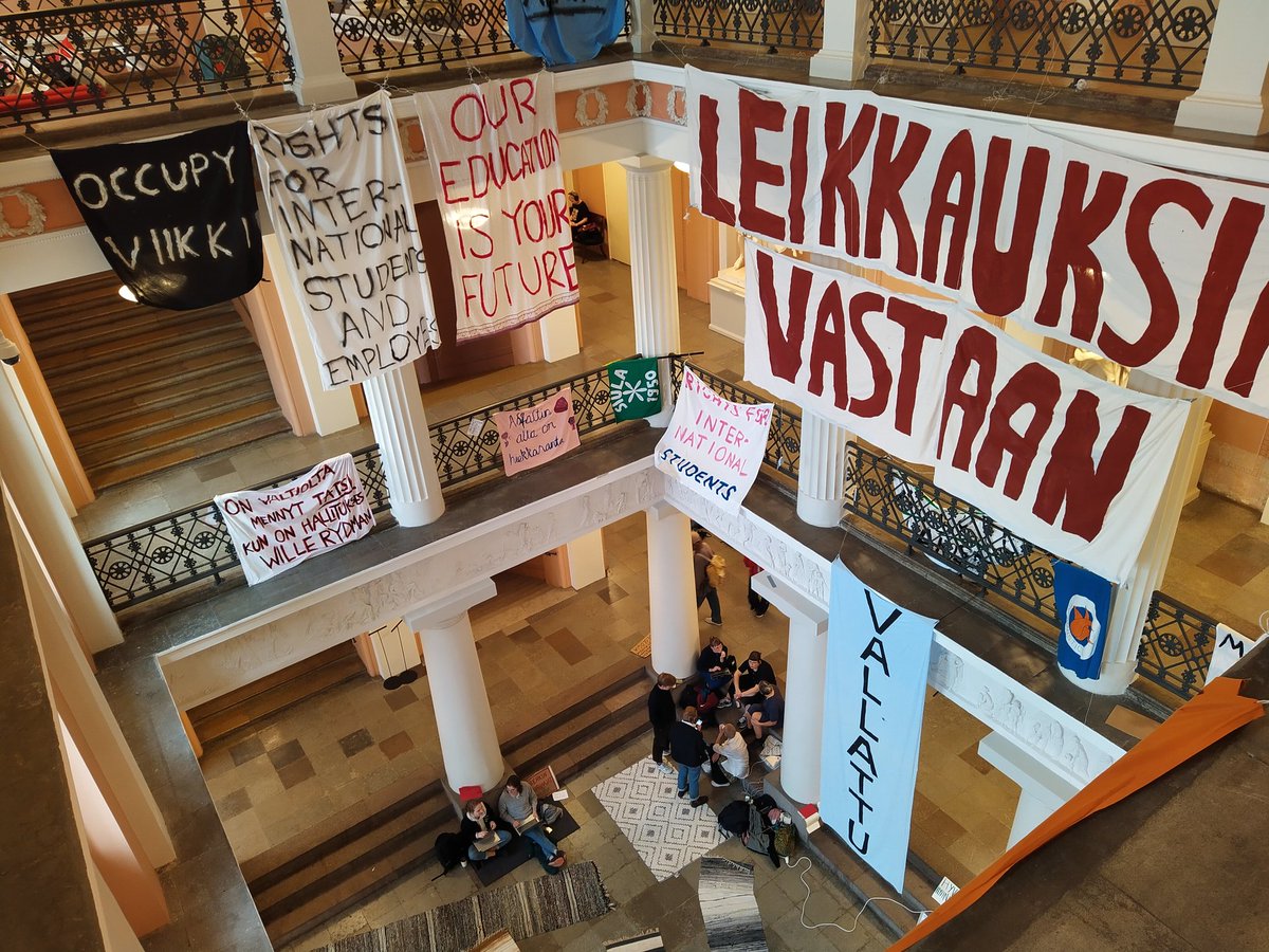 YrjoHakanen's tweet photo. Mihin "unohtuivat" ministereiden lupaukset, että opintotuesta ja koulutuksesta ei leikata? #valtaus #koulutuslupaus #hallitus, miksi on "pakko" leikata opiskelijoilta, mutta ei suurituloisilta? https://t.co/sad6x3mciy