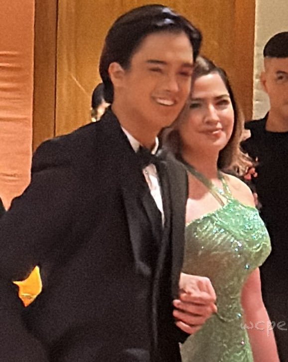 NataliaAbaya's tweet photo. Wait? What? They are here!! 

Tapakan niyo ako kd and alexa. Top tier visuals and presence!  

They look so perfect together. 

KDLEX UNFORGETTABALL NIGHT

#ABSCBNBall2023 https://t.co/EpFvrXl0Ox
